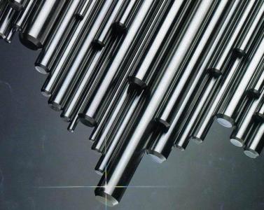 岐力轴承主要采用日本JIS标准SUJ2高碳铬轴承钢（国标为GCr15),这种钢材硬度达到HRC58-61,这种钢材具备了良好的耐磨性。钢材抗拉强度达到1617MPA，处理后对尺寸的影响不大。这种钢材硬